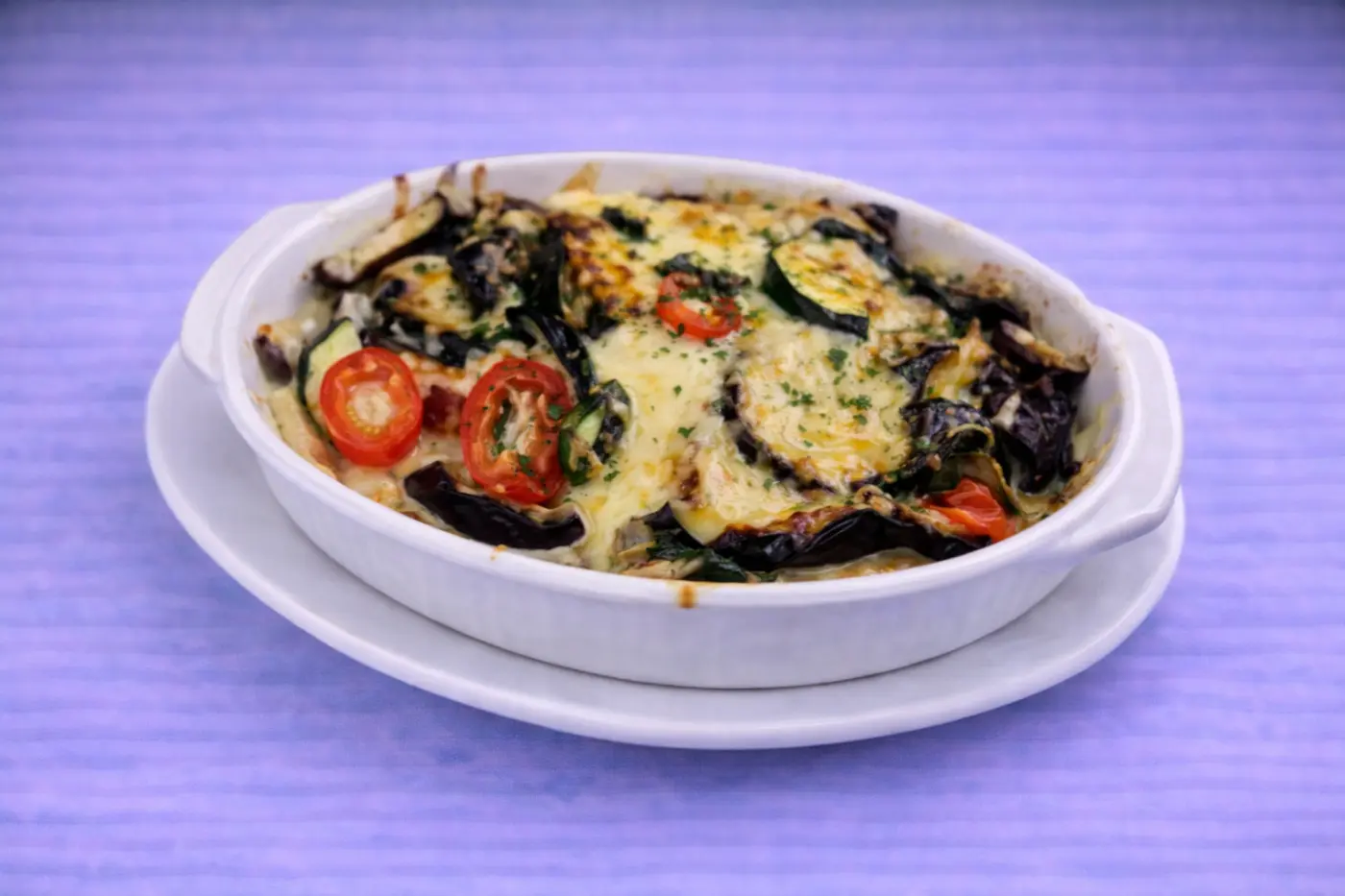 Makarna ve sebze grateni